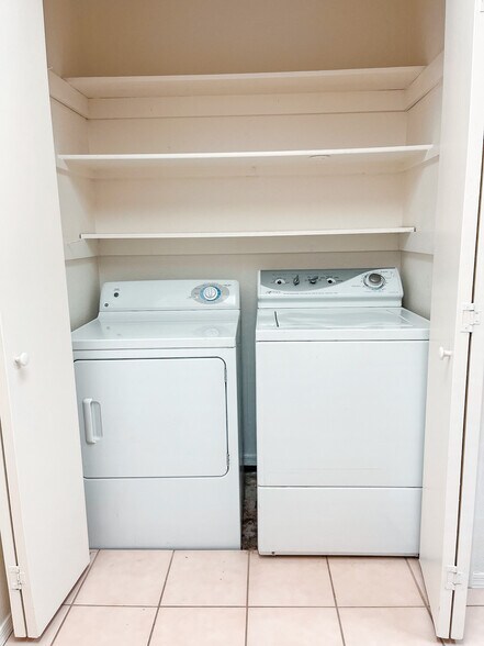 Laundry - 1915 N Scovel St