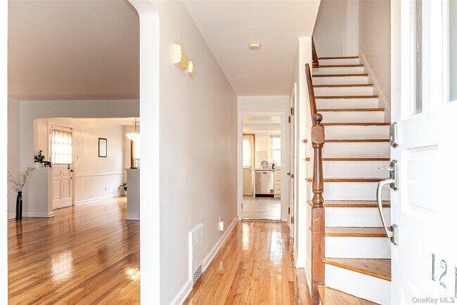 Building Photo - 121 Manhasset Ave