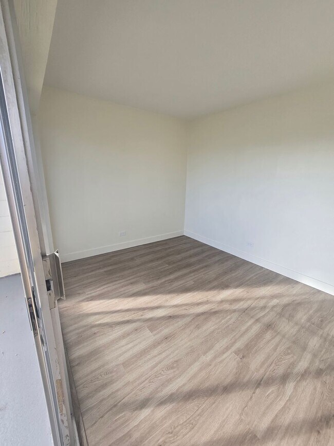 Building Photo - Conveniently located and secured 1-bedroom...