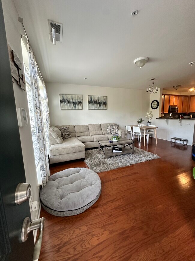 Building Photo - 3017 Chesapeake Dr