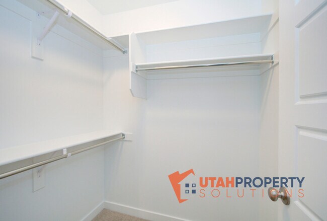 Building Photo - 5002 Evergreen Ln
