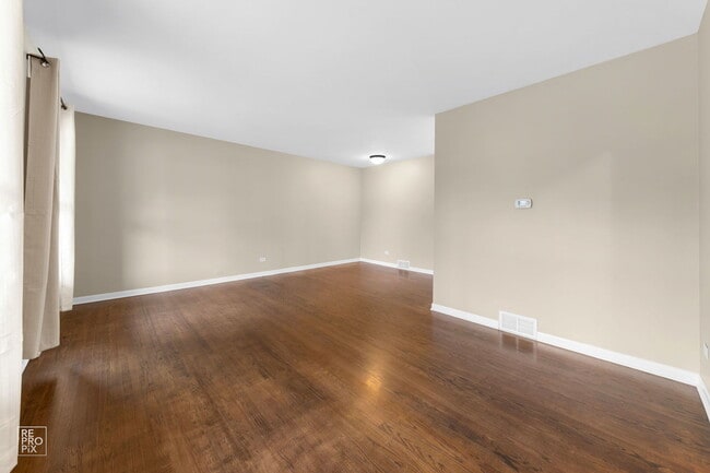 Building Photo - 410 N Shore Dr