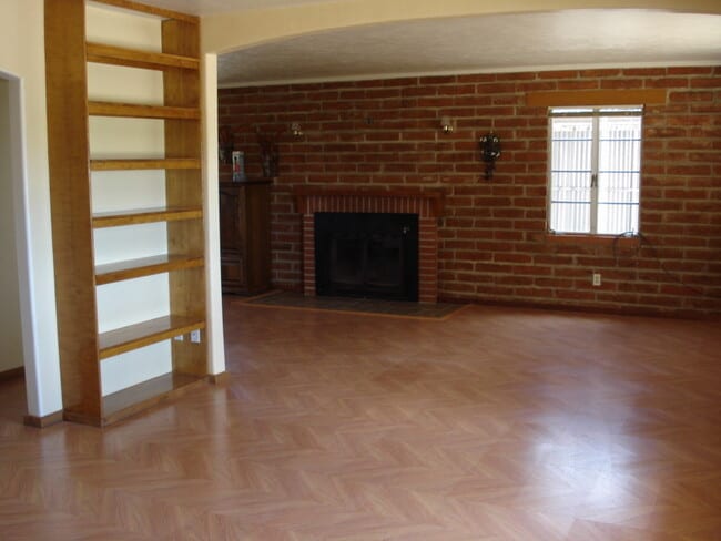 Building Photo - Peaceful Setting in J-Six