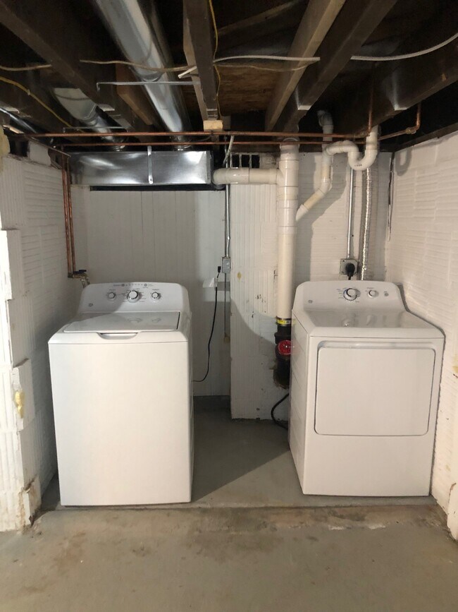 Building Photo - 612 S Cleveland Massillon Rd