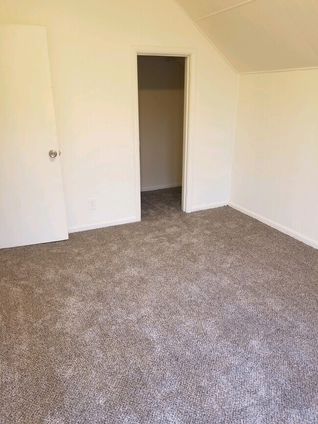 Building Photo - 10 N Touchet St