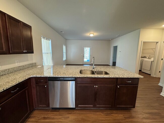 Building Photo - Newer 3/2.5 House in Armuchee- $1,995