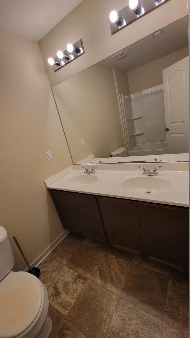 Building Photo - 2545 Piering Dr
