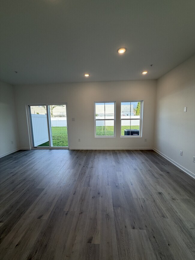 Building Photo - 228 Clement Lp