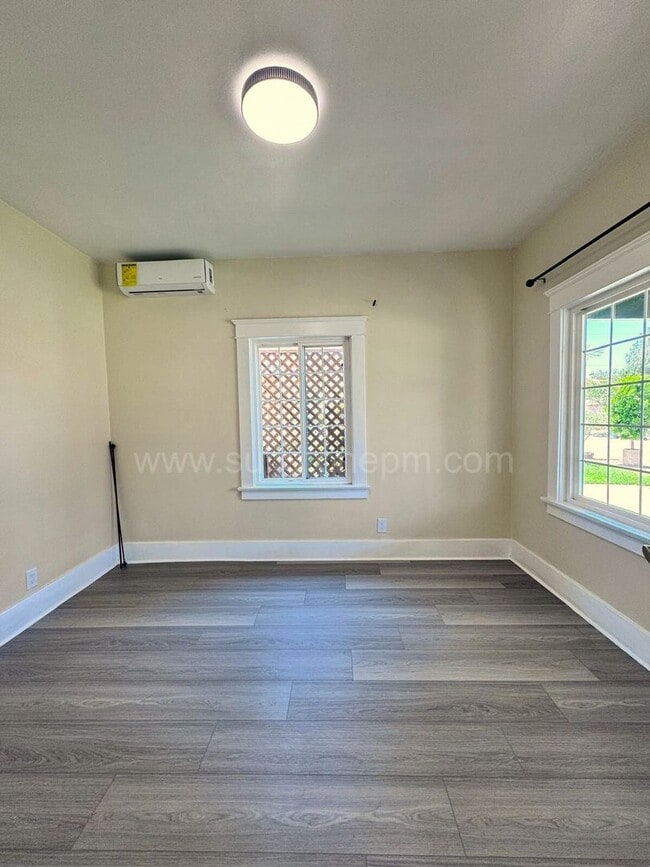 Building Photo - 2 Bedroom, 1 bathroom