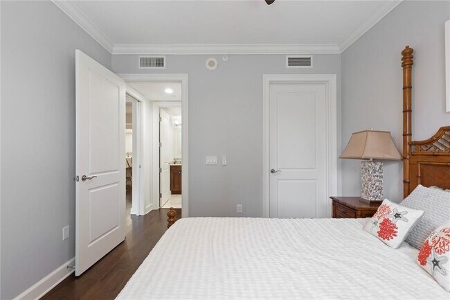 Building Photo - 300 Beach Dr NE