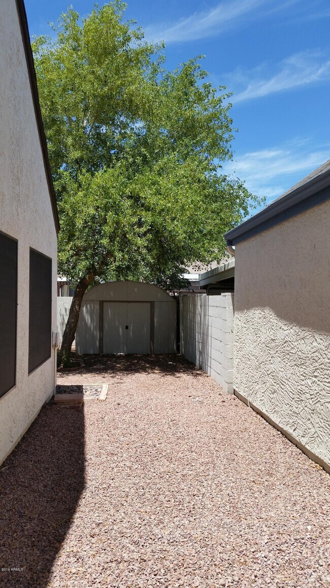 Building Photo - 2114 W Monona Dr