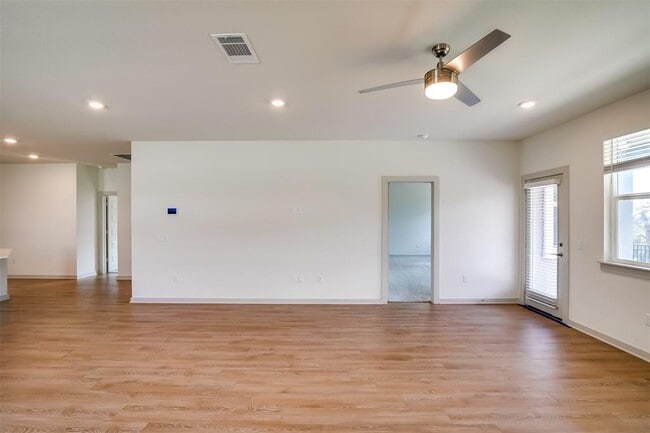 Building Photo - 400 Florenz Ln