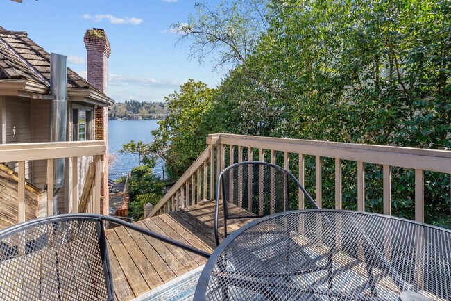 Building Photo - 6408 E Mercer Way