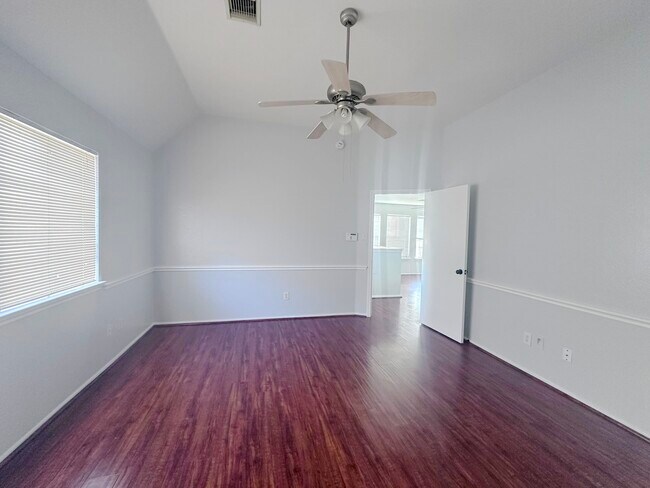 Building Photo - 15522 Baxter Ave