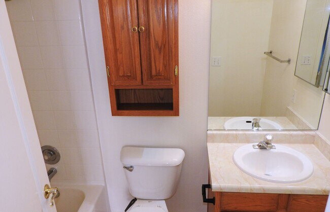 Building Photo - 3+2 Stylish, Move-In Ready Home with New Flooring and Fresh Interior