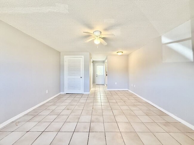 Building Photo - 3401 Palm Dr