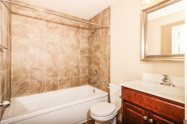 Building Photo - 1104 River View Ln