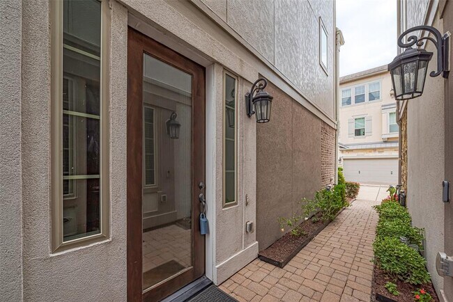 Building Photo - 8324 Hillendahl Blvd