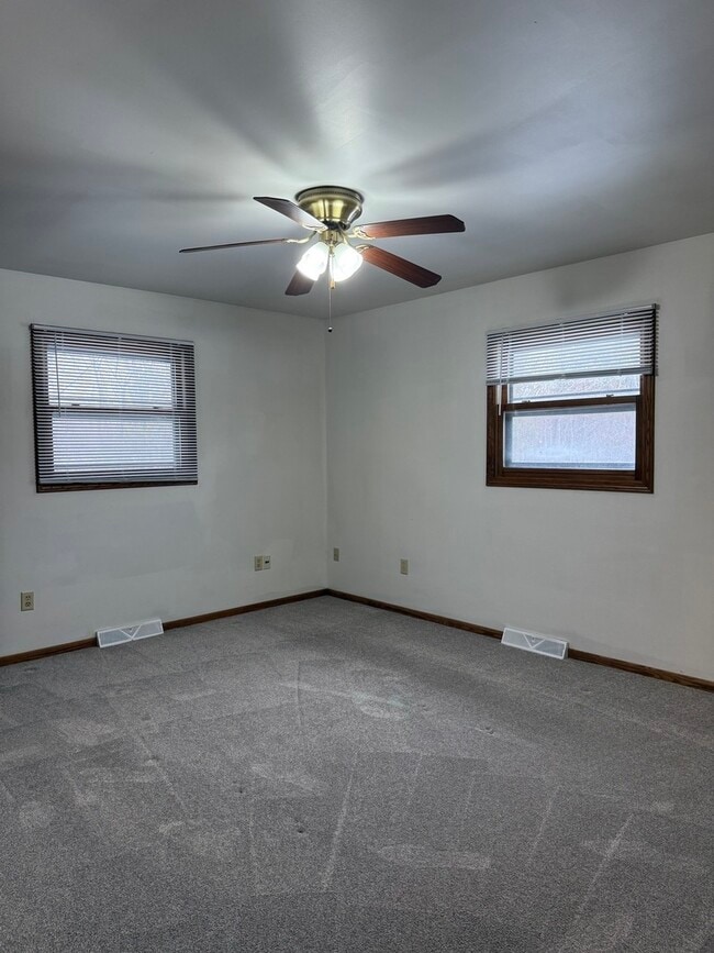 Building Photo - 315 Carriage Dr