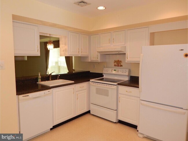 Building Photo - 106 Pinewood Dr