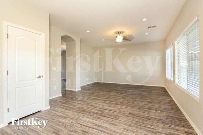 Building Photo - 835 E Bradstock Way
