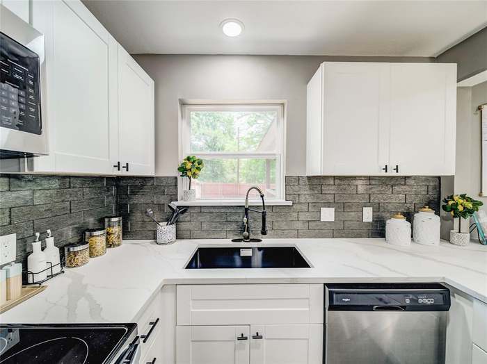 Kitchen - 4028 Treeline Dr