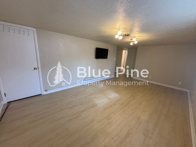 Building Photo - 660 1/2 Park Lane