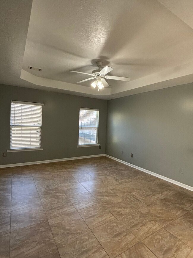 Building Photo - 2026 Lake Forest Dr