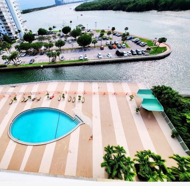 Building Photo - 400 Kings Point Dr