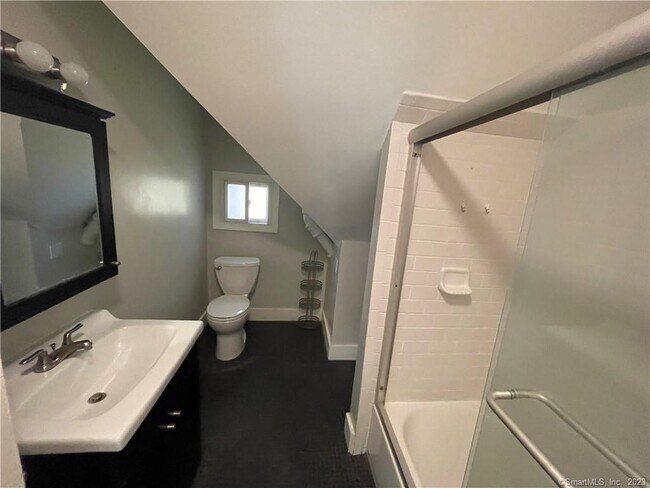 Building Photo - 174 Mansfield St