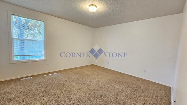 Building Photo - Cozy Nampa Home with Fenced Yard!