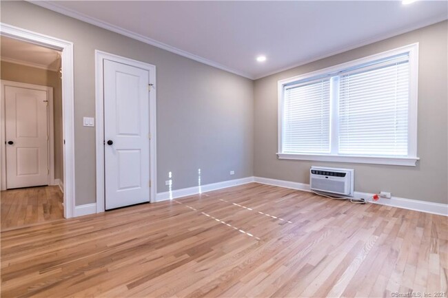 Building Photo - 140 Woodside Green