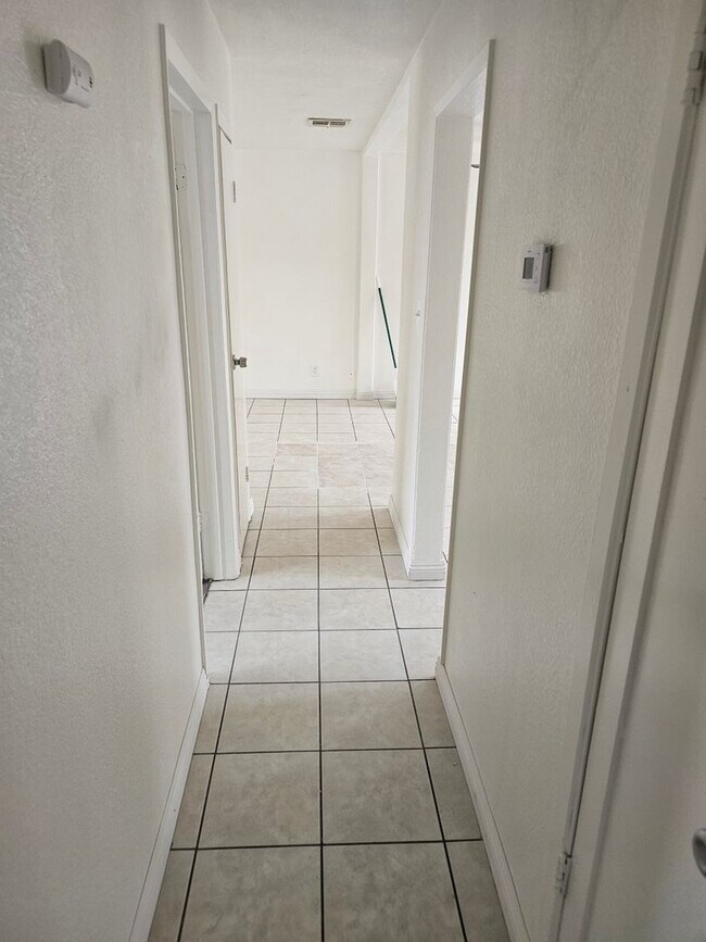 Building Photo - Charming 3BR Condo in Fontana