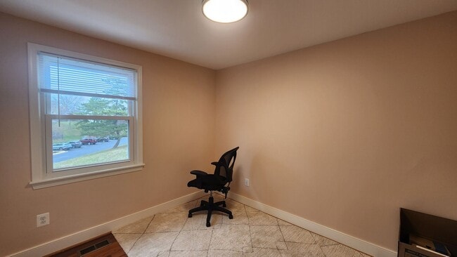 Building Photo - Beautifully Remodeled  End-Unit Townhome