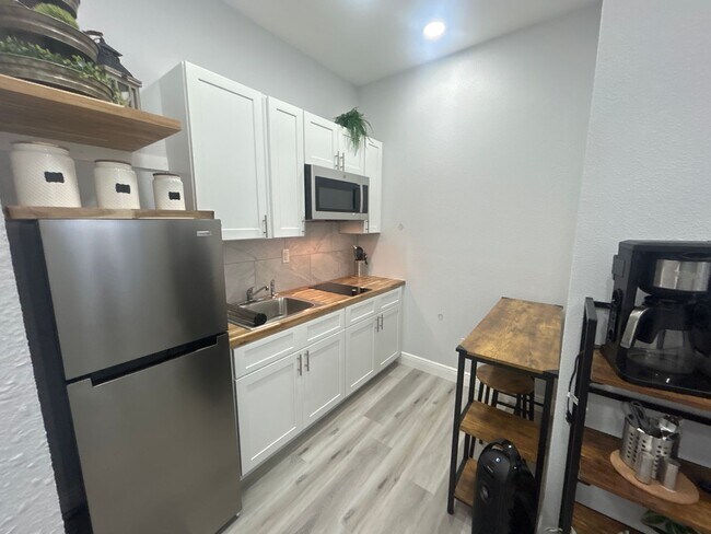 Building Photo - 901 Vicenza St