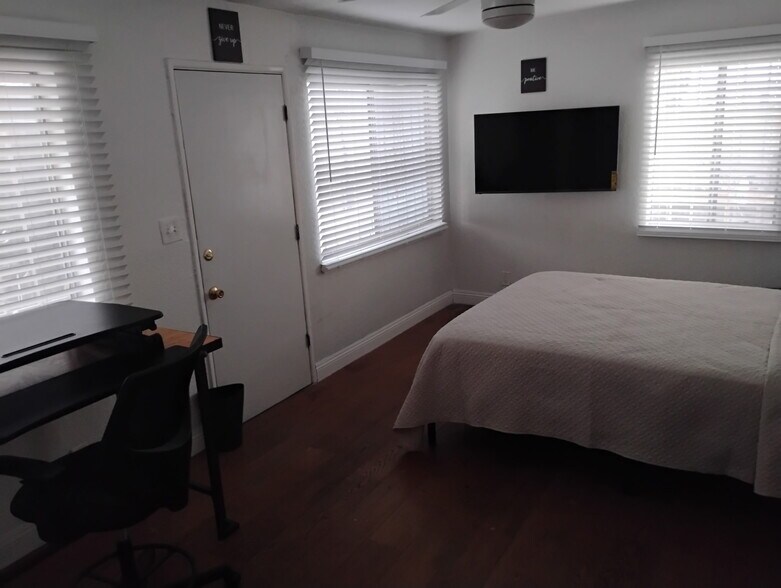 Building Photo - 636 E 121st Pl