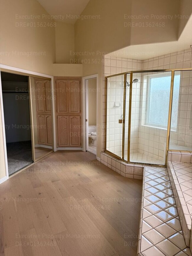 Building Photo - 3 bedroom/ 2 bathroom