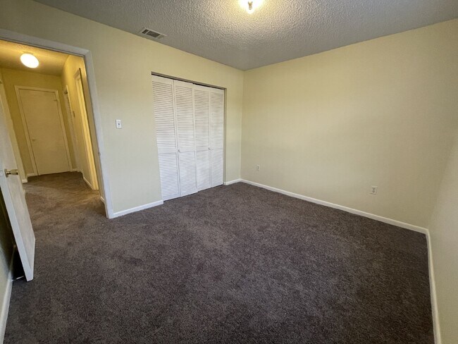 Building Photo - Apartment For Rent