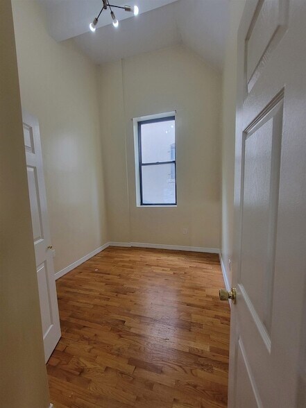 Building Photo - 409 W 53rd St