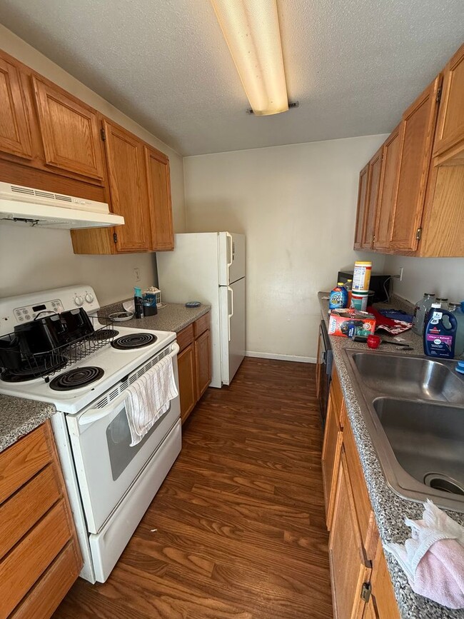 Building Photo - 4460 Hillcrest Dr