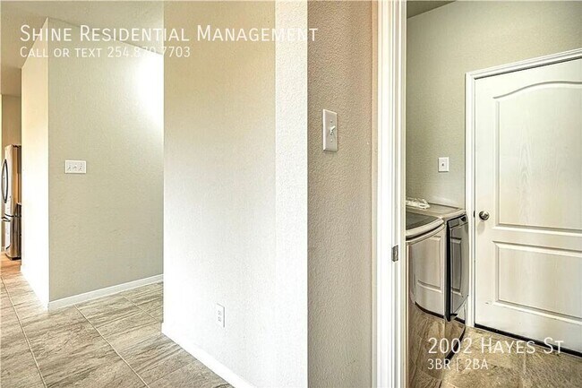 Building Photo - 2002 Hayes St