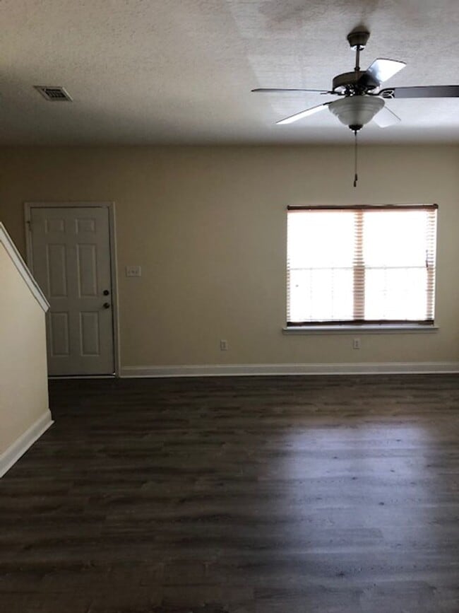 Building Photo - 323 Laurel Oak Ln