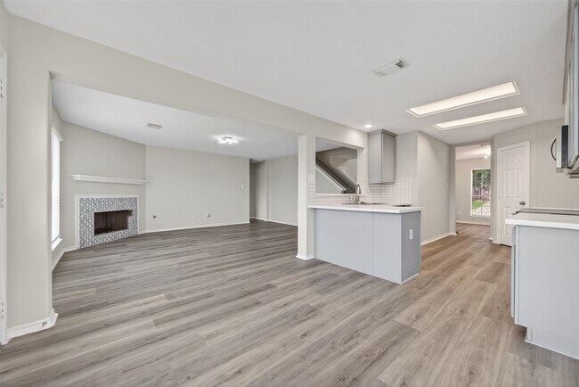 Building Photo - 6915 Great Oaks Shadow Dr