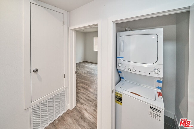 Building Photo - 603 W 41st Pl