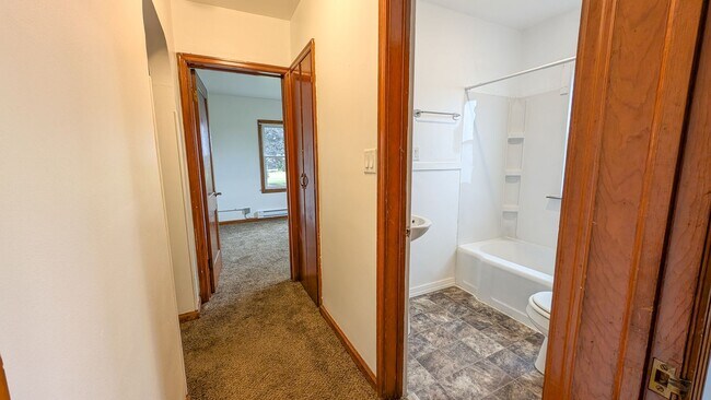 Building Photo - 704 Hickory St