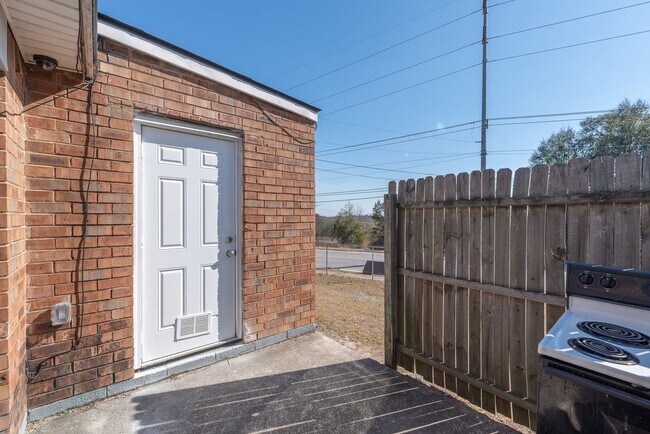 Building Photo - Updated 2 Bed/1 Bath Duplex Available for Rent Now!