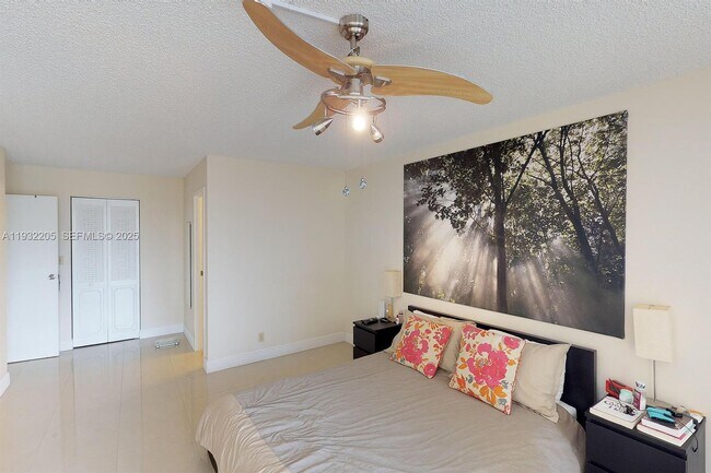 Building Photo - 1000 Parkview Dr