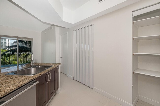 Building Photo - 20000 E Country Club Dr