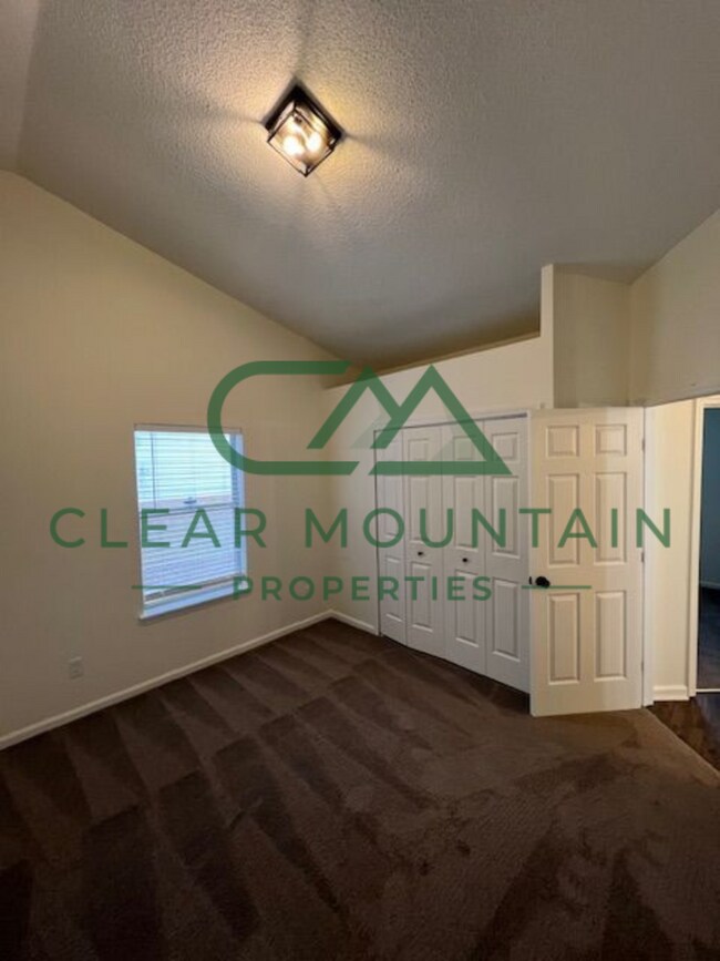 Building Photo - 3 Bedroom Updated Single Family Home