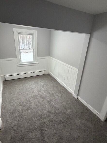 Building Photo - 122 River Rd